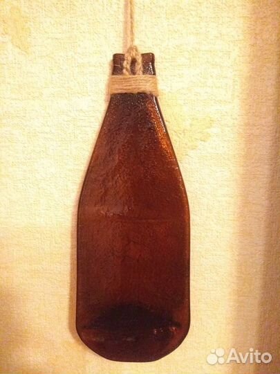 Картина с лошадью на плоской бутылке