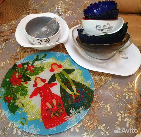 Куча посуды для сервировки стола