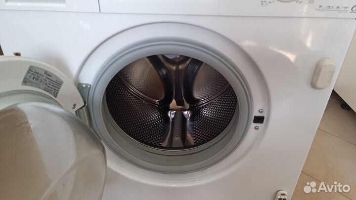 Встраиваемая стиральная машина Whirlpool (течь)