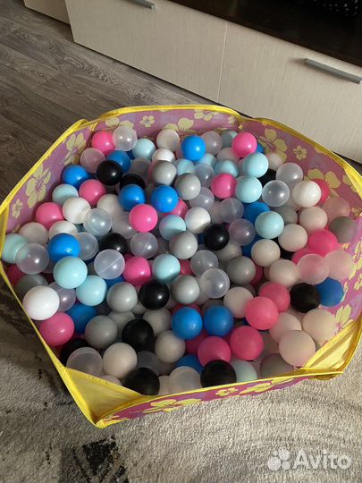 Сухой бассейн с шариками