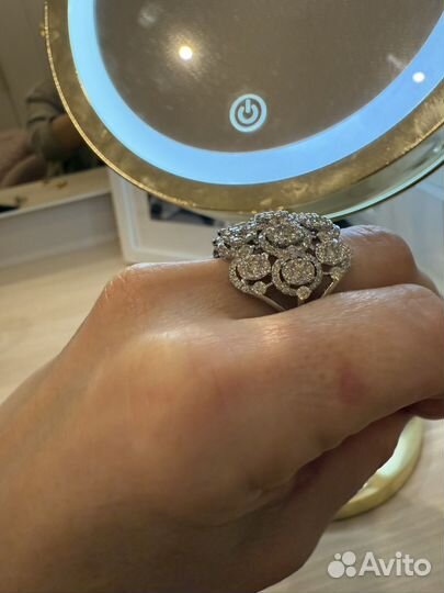 Кольцо с бриллиантом