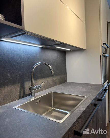 Кухня серая под бетон