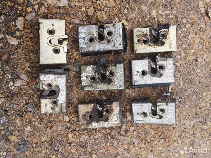 Замок передний правый Passat B3