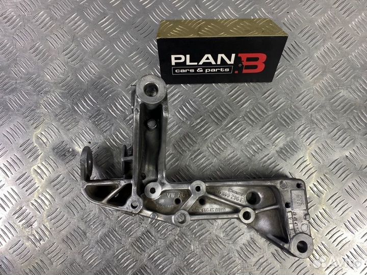 Кронштейн рычага передний правый Volkswagen Golf