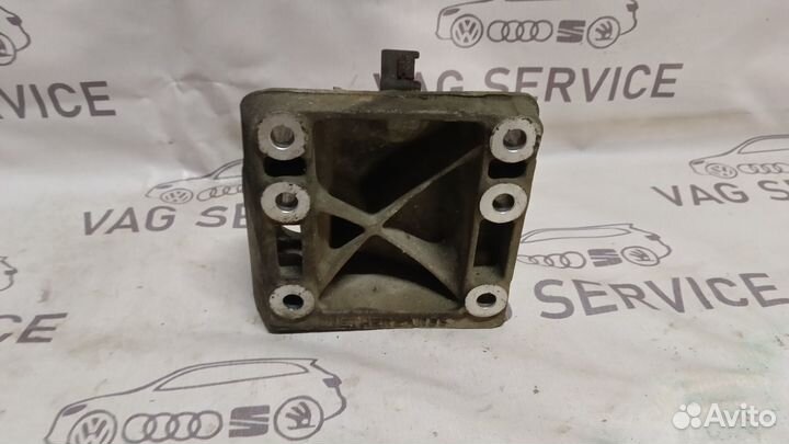 Кронштейн двигателя правый Porsche Cayenne