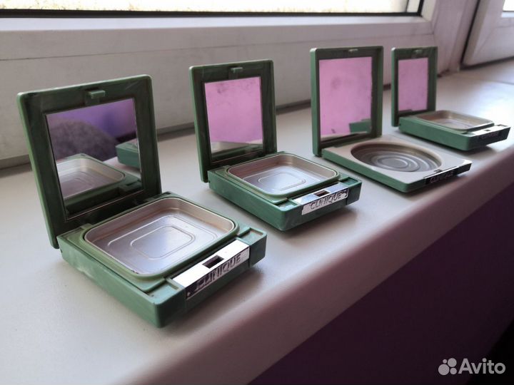 Пудреница-зеркало Clinique