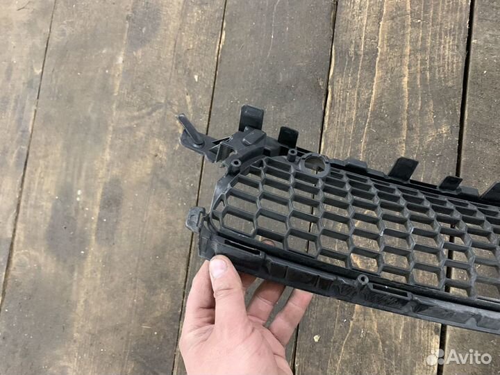 Нижняя решетка бампера lexus is 300 h