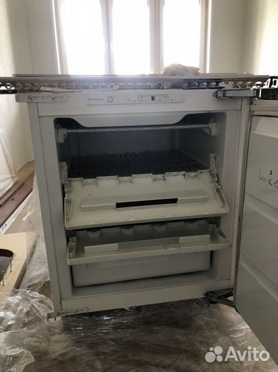 Морозильник Ariston встройка