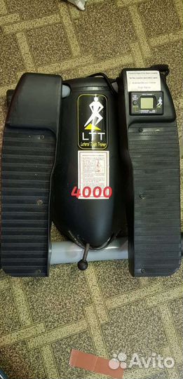 Попугай корелла с клеткой