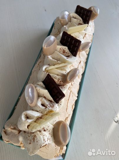 Меренговый рулет и Макарон