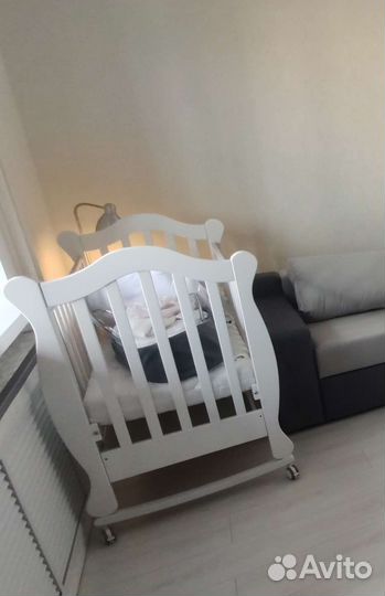 Детская кровать с матрасом,маятником и колесами