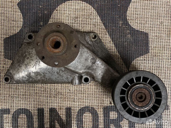 Кронштейн термомуфты Mercedes M103 A1032050805