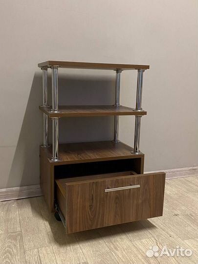 Педикюрное кресло с тележкой с ящиками