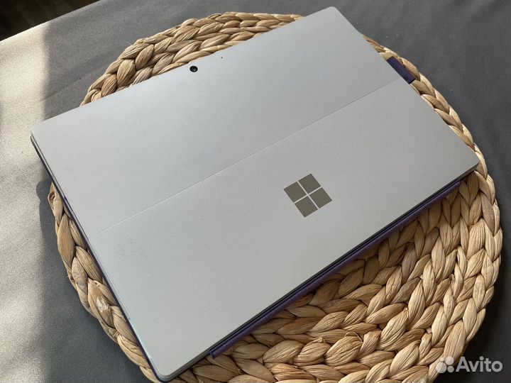 Microsoft Surface Pro 715 8/128