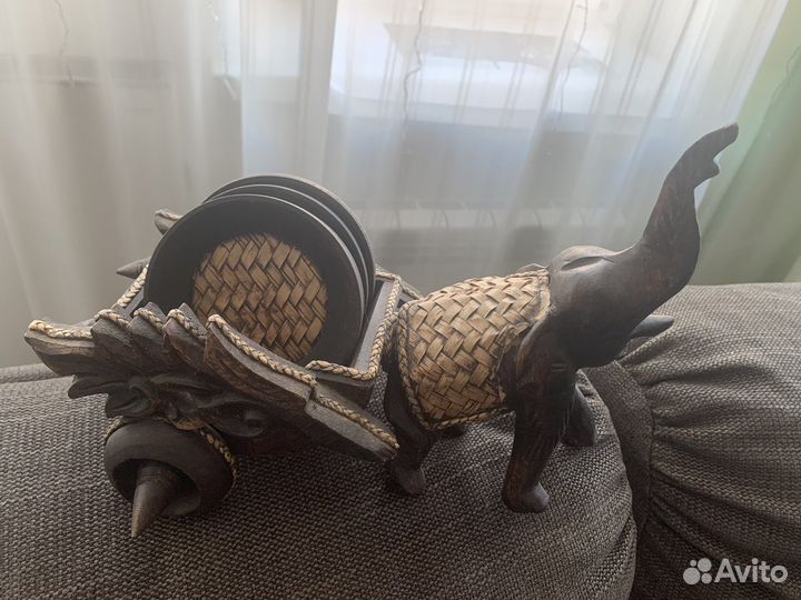 Резной слон из дерева