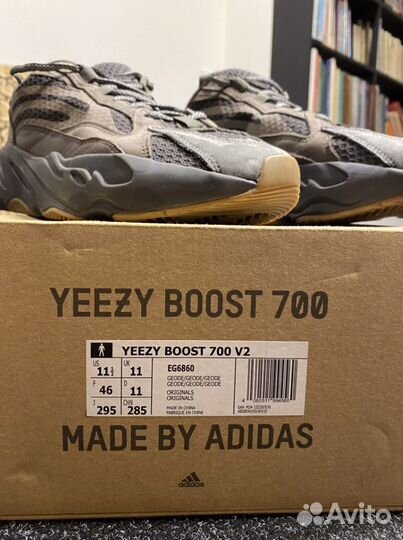 Кроссовки Adidas yeezy boost 700 v2 оригинал