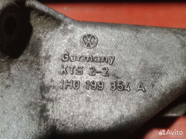 Кронштейн двигателя Volkswagen Golf 3 2.0L