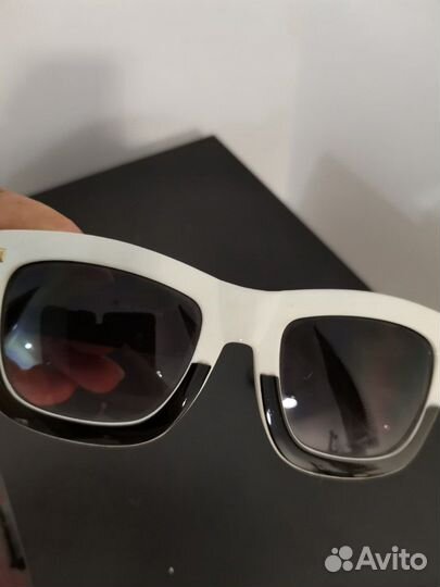 Очки в массивной оправе