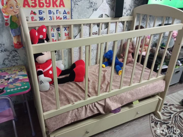 Детская кроватка с маятником и ящиком