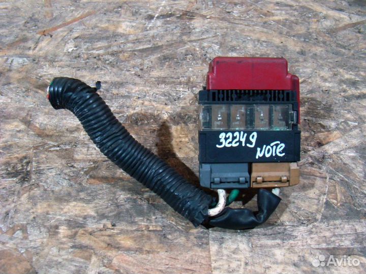 Nissan Note E11 Блок предохранителей на клемму