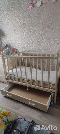 Детская кроватка с маятником и ящиком