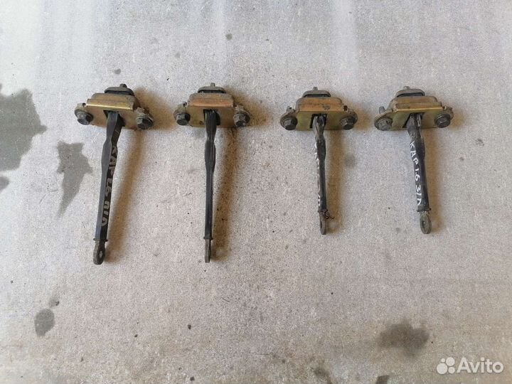 Ограничитель двери Митсубиши каризма