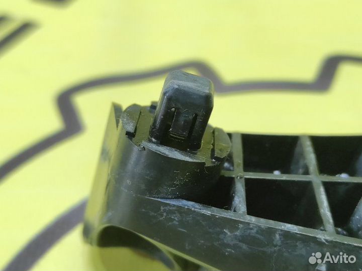 Крепление бампера переднее левое Lexus Gs350