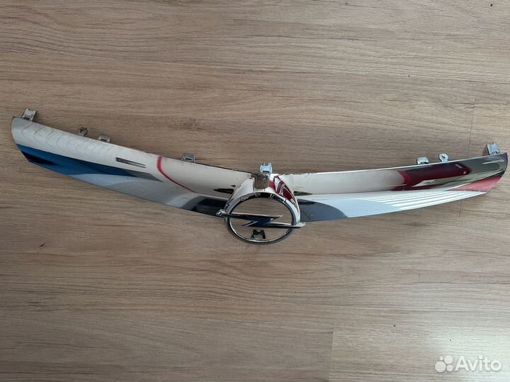 Молдинг решетки радиатора Opel Astra J