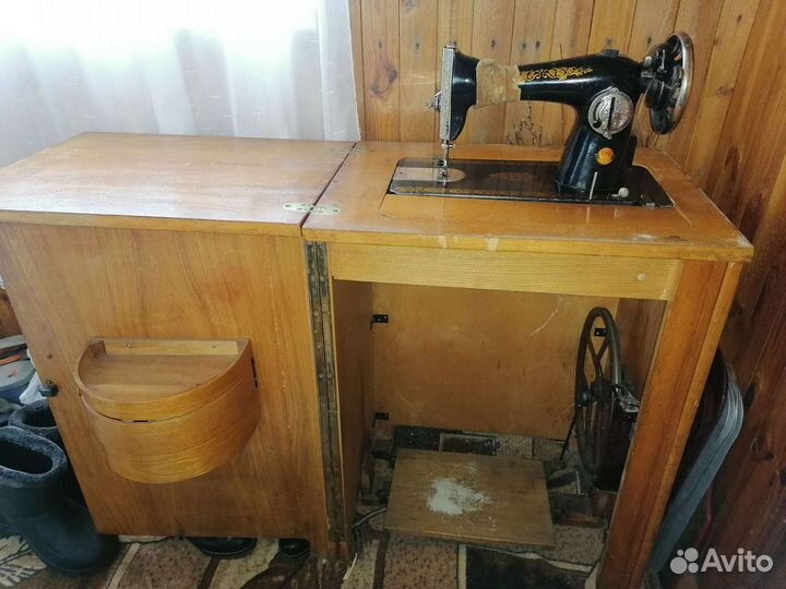 Швейная машинка чайка 143