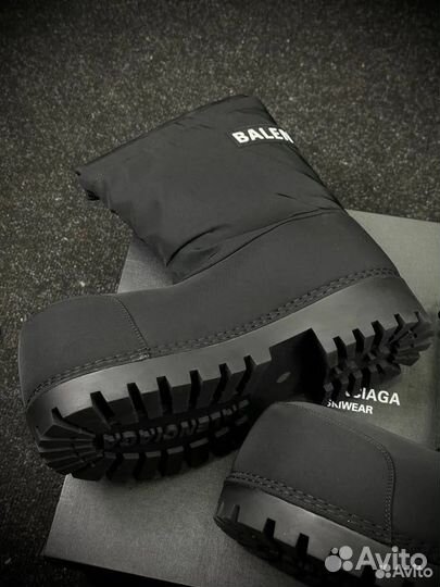 Ваlеnciagа Аlаskа на руках