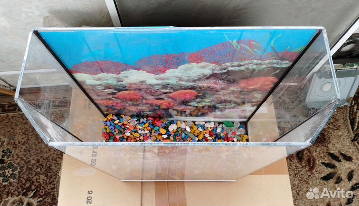 Не большой, компактный аквариум для рыбок