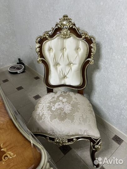 Стол со стульями