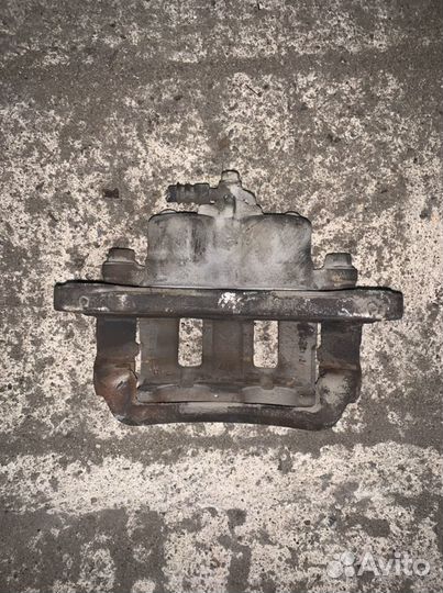 Суппорт передний левый Мазда мпв LW 1999-2004г