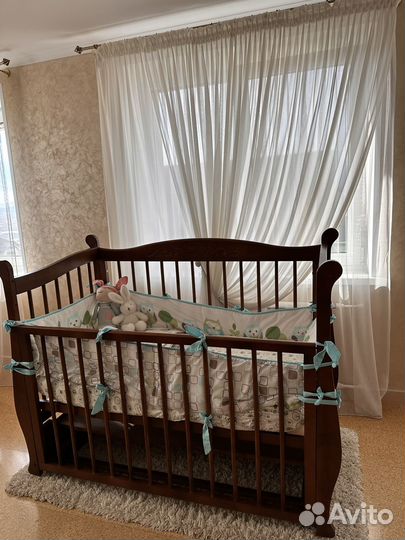 Детская кроватка с маятником и матрасом