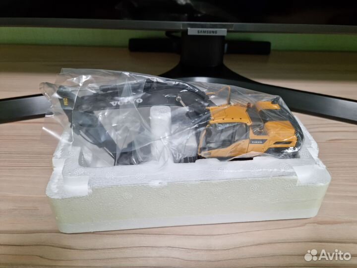 Модель эксковатора Volvo ec220d 1:50 (новая)