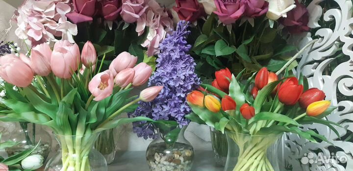 Тюльпаны в имитации воды в вазах