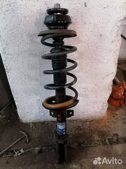 Стойка амортизатора передняя левая Nissan Terrano