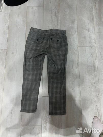 Брюки в клетку серые