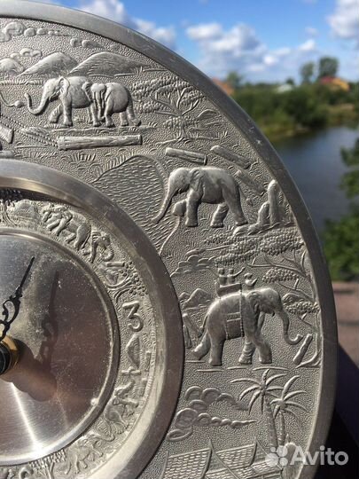 Часы в восточном стиле из белого металла