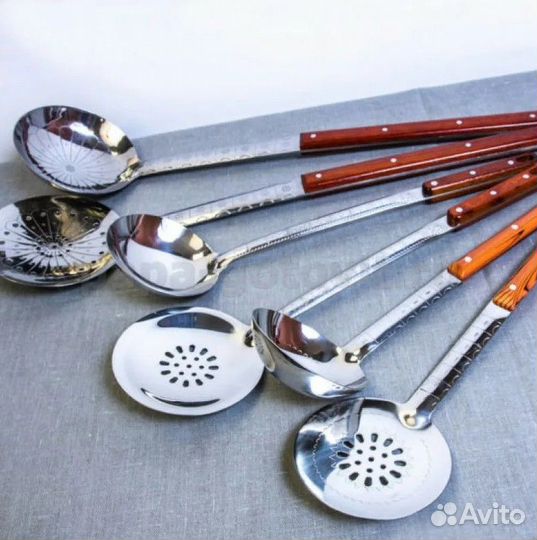 Средний половник с деревянной ручкой