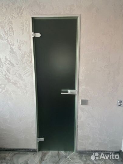 Стеклянная дверь в алюминиевой коробке