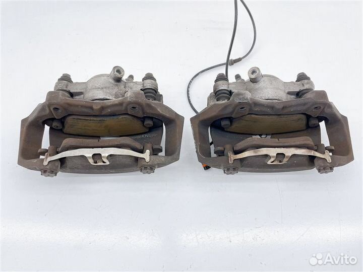 Суппорт тормозной пара передний Mercedes-Benz