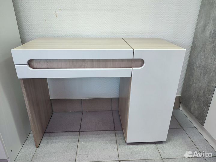 Стол туалетный