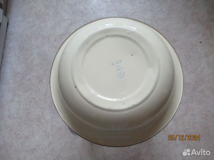 Эмалированные кастрюли и тазик