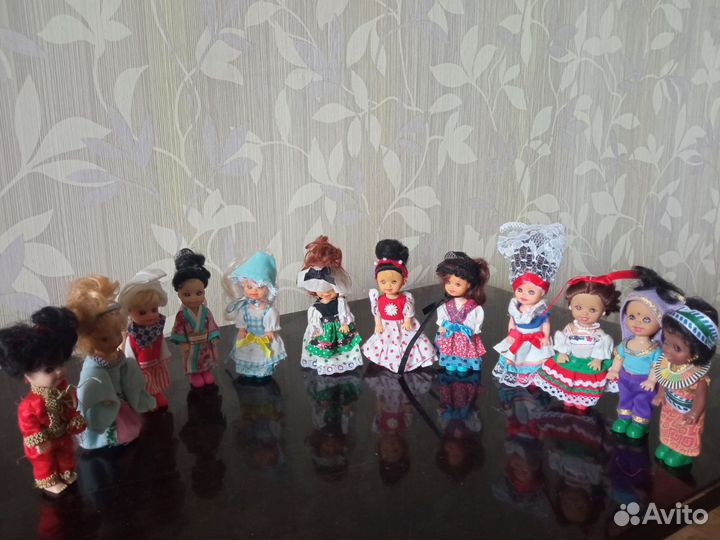 Набор из 12 кукол в национальных костюмах