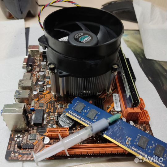 Материнская плата с процессором и памятью и куллер