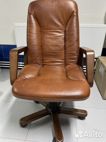 Офисное кожаное кресло руководителя