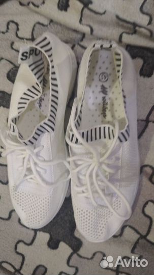 Кроссовки женские