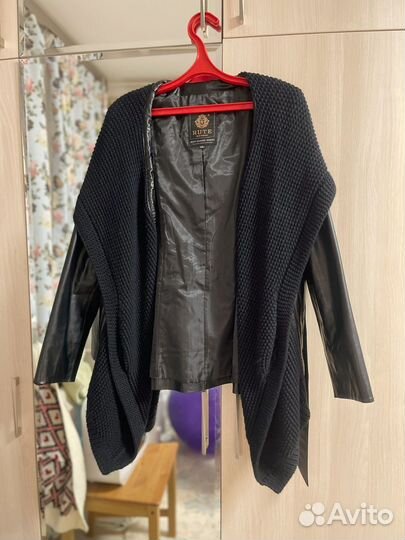 Кожаная куртка с вязаным капюшоном