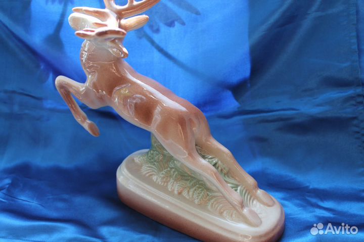 Бегущий олень фарфоровый